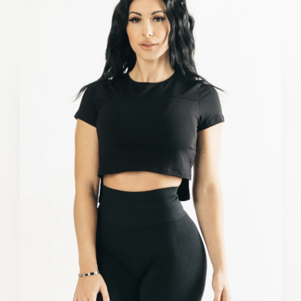 ALPHALETE PREMIUM SHORT SLEEVE CROP TOP / Black S-M (EUC)